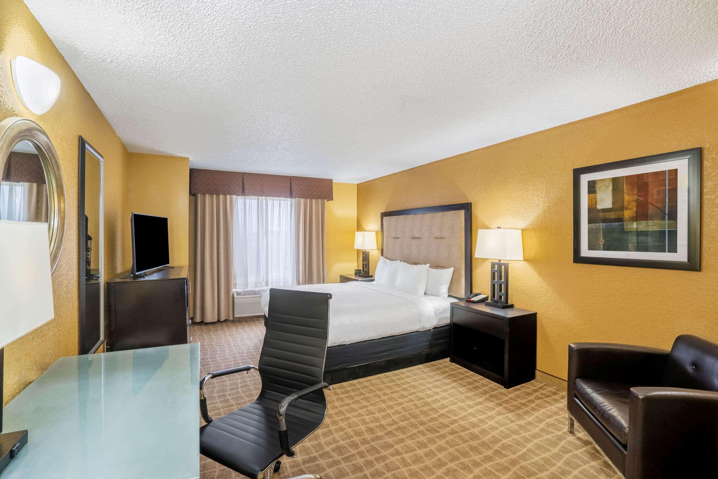 La Quinta By Wyndham Hot Springs Hotel Exterior photo