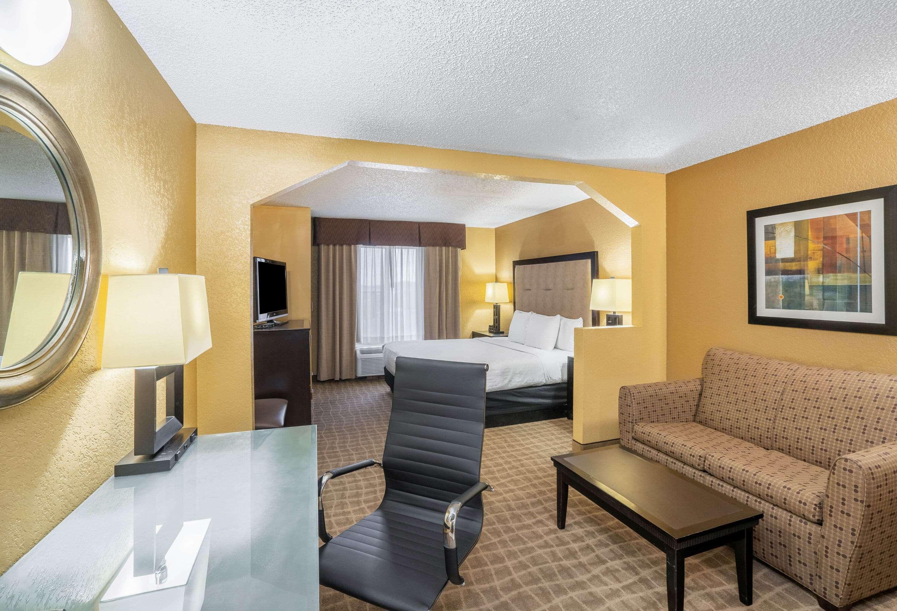 La Quinta By Wyndham Hot Springs Hotel Exterior photo