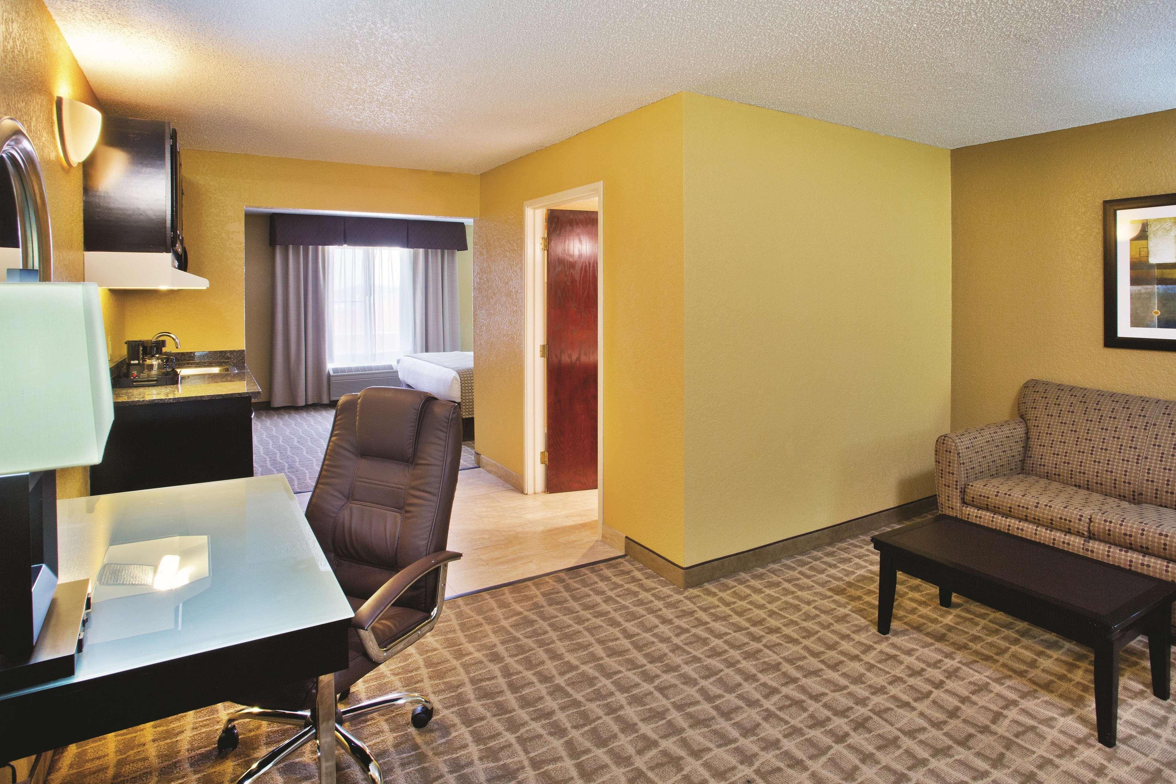 La Quinta By Wyndham Hot Springs Hotel Exterior photo
