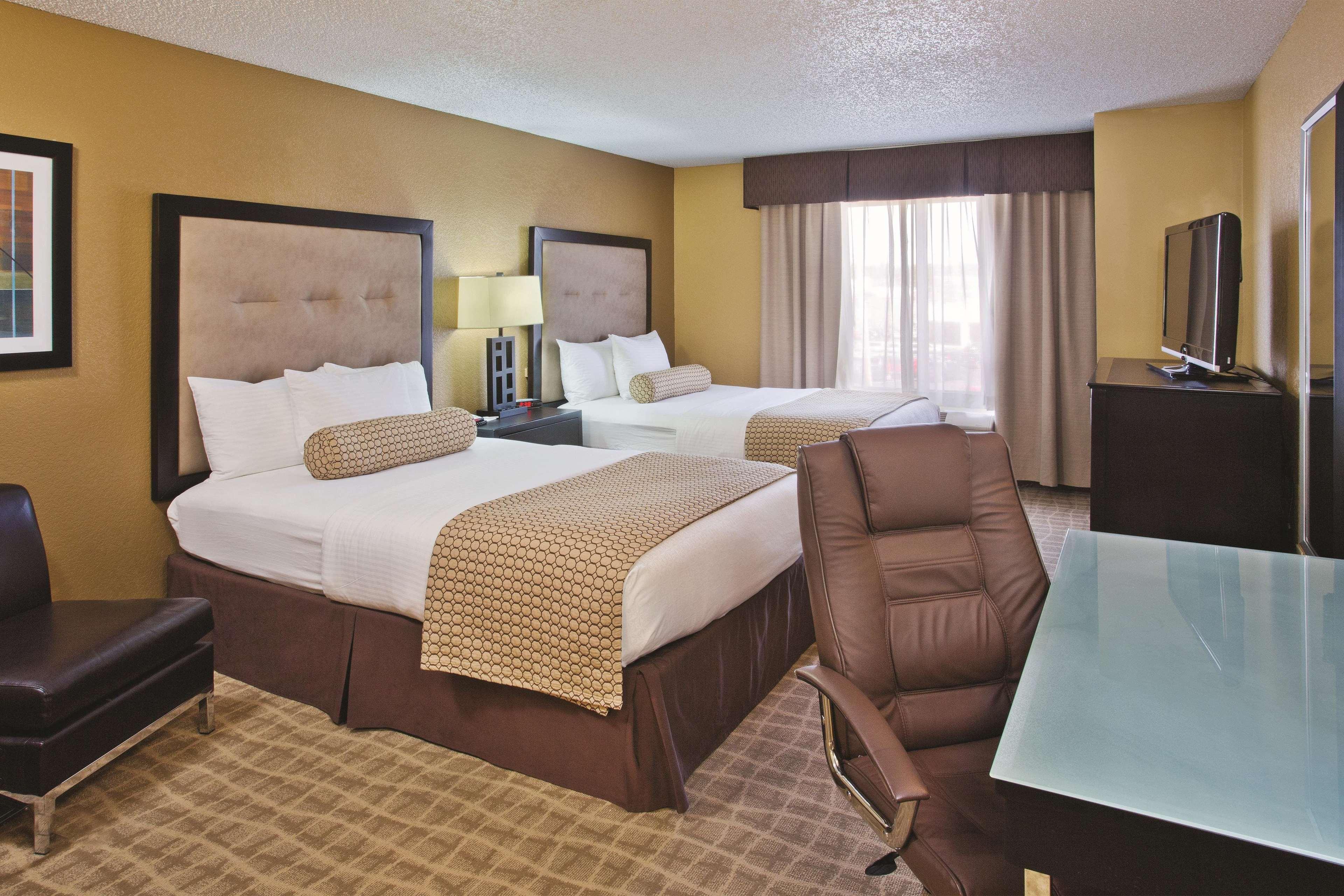 La Quinta By Wyndham Hot Springs Hotel Exterior photo