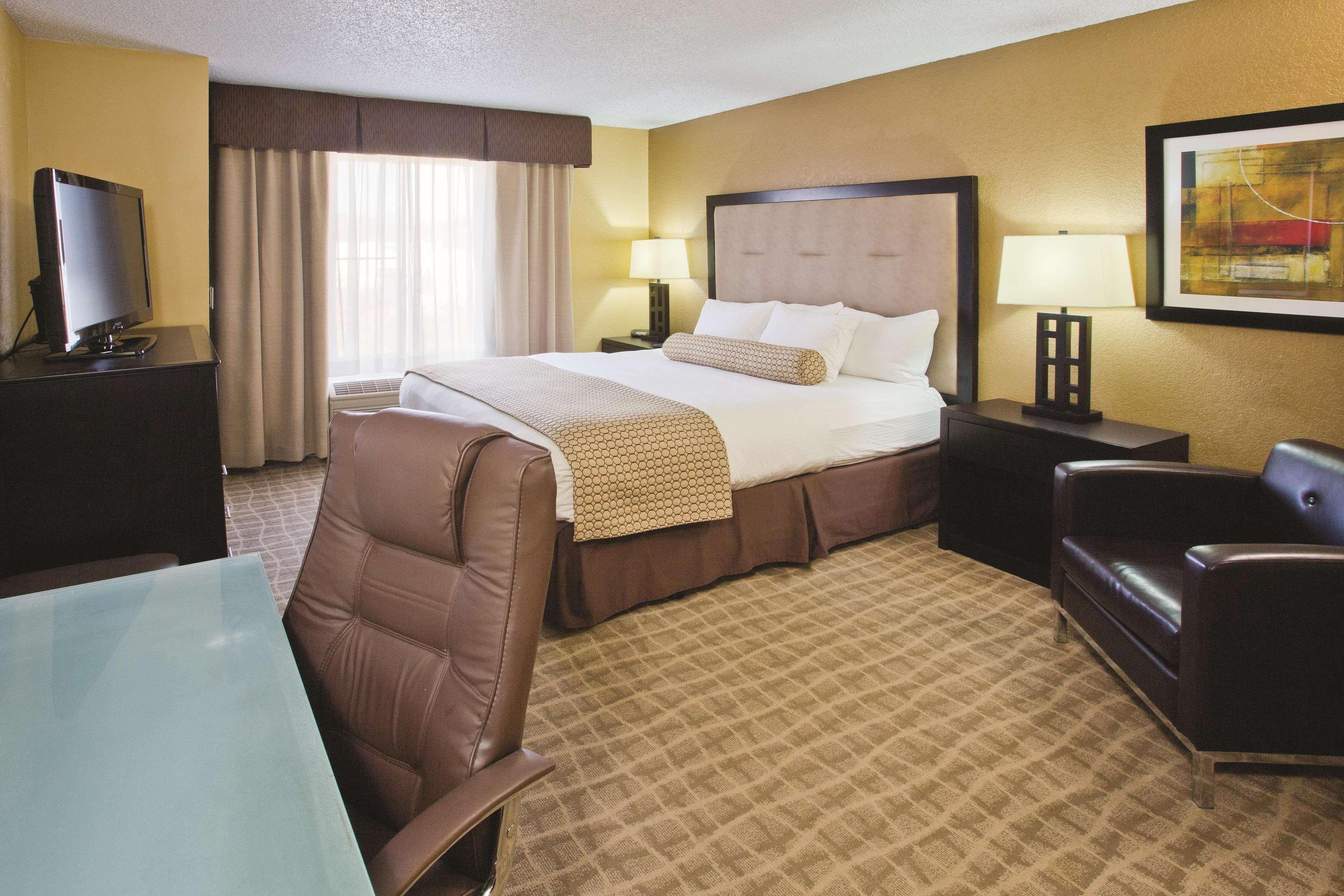 La Quinta By Wyndham Hot Springs Hotel Exterior photo