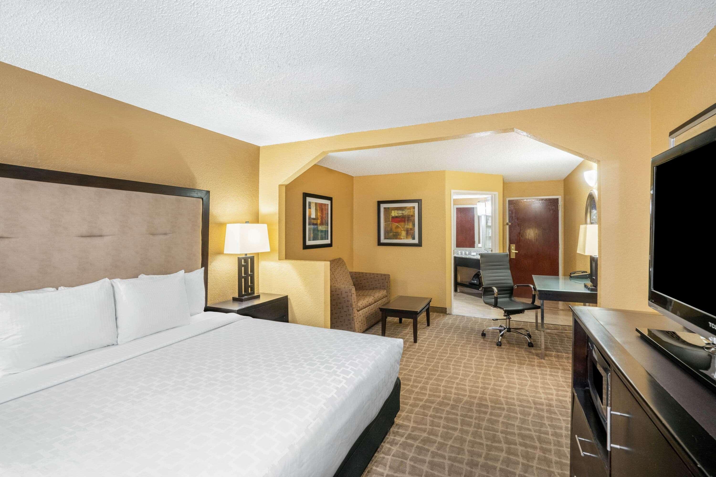 La Quinta By Wyndham Hot Springs Hotel Exterior photo
