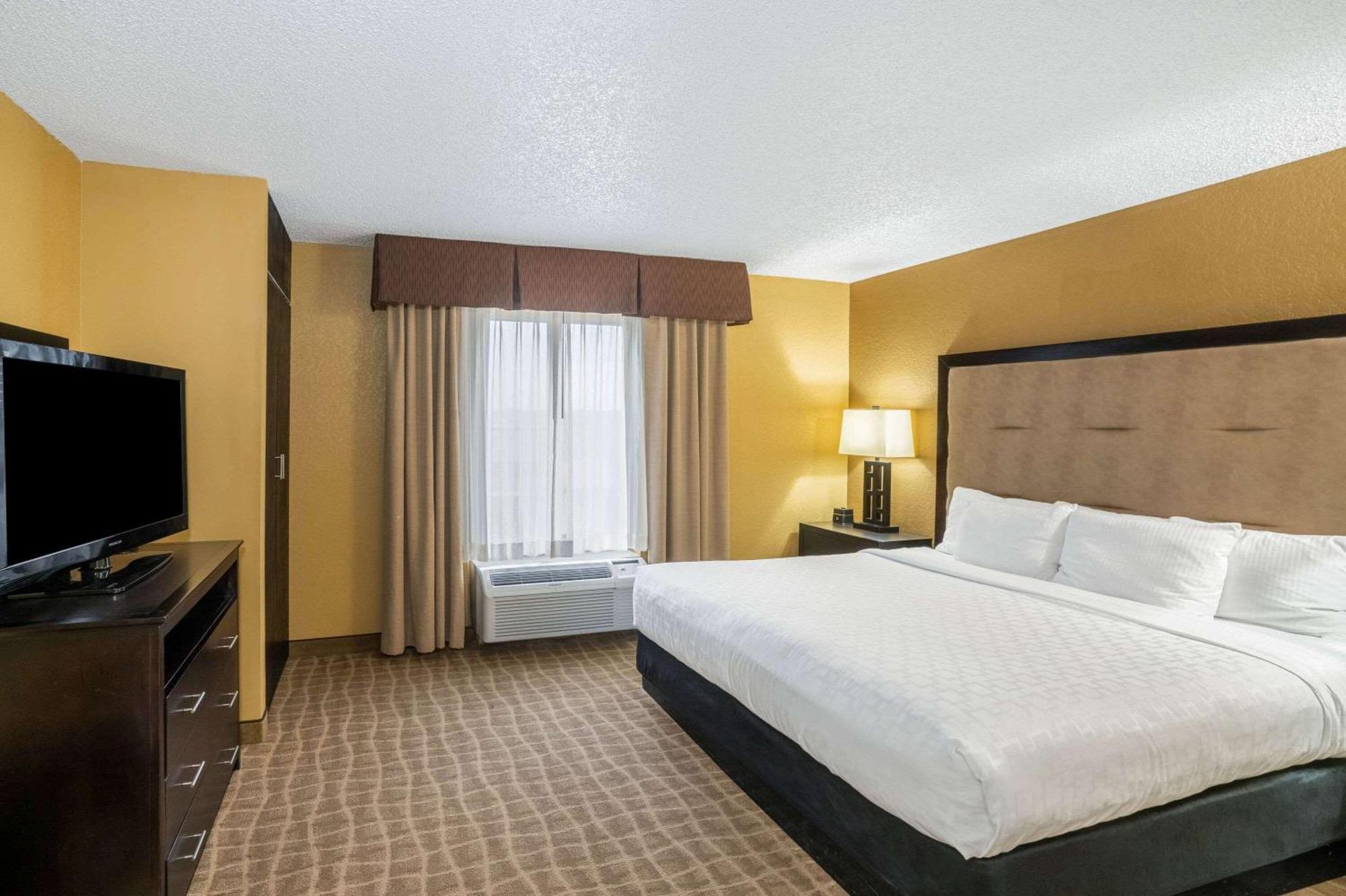 La Quinta By Wyndham Hot Springs Hotel Room photo